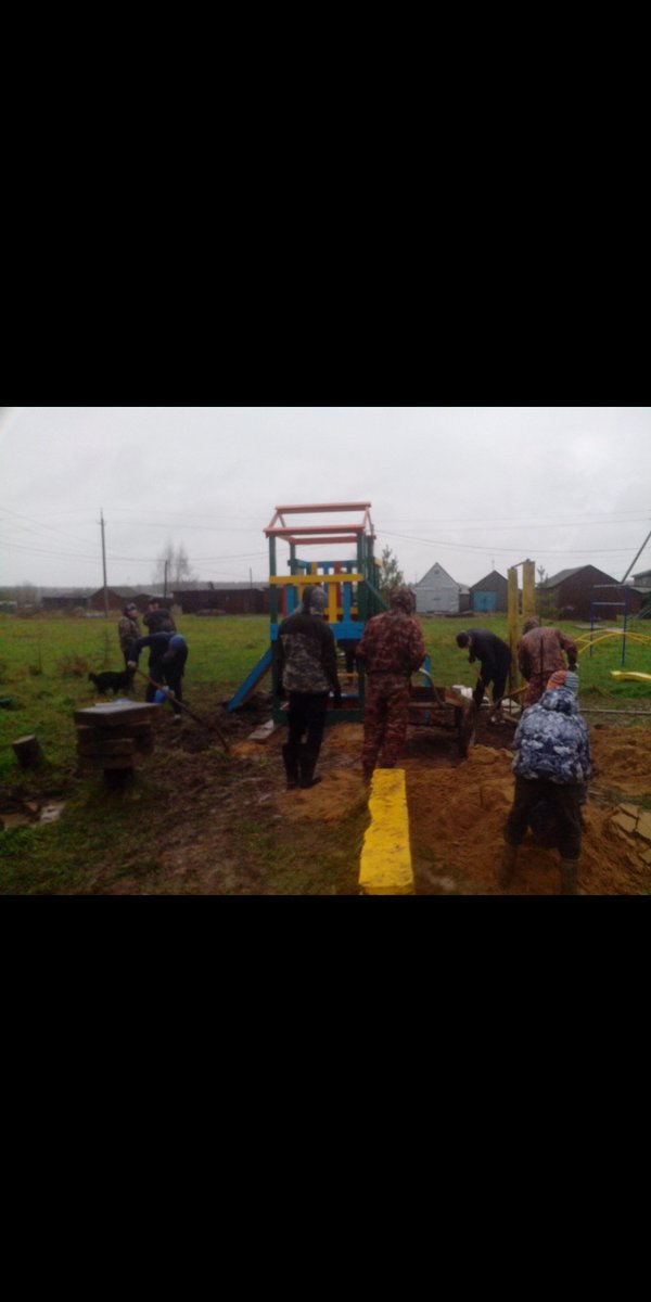 Совместно с жителями д. Малышево на детской игровой площадке был установлен новый игровой комплекс. Благодарим всех за участие.