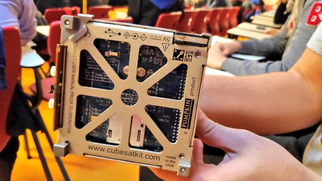 ProjectSat's tweet photo. Uydu @bk_nakkastepe'de gelenek... Bütün Bahçeşehirler için düzenlediğimiz CanSat eğitim kampı son hız devam ediyor. Sizlerle fotoğrafta gördüğünüz gerçek bir CubeSat uydusunu paylaşıyoruz. Bahçeşehirlerde uydu geleneğini başlatmak bizim için büyük bir gurur. https://t.co/Z87xQQ3C8Y