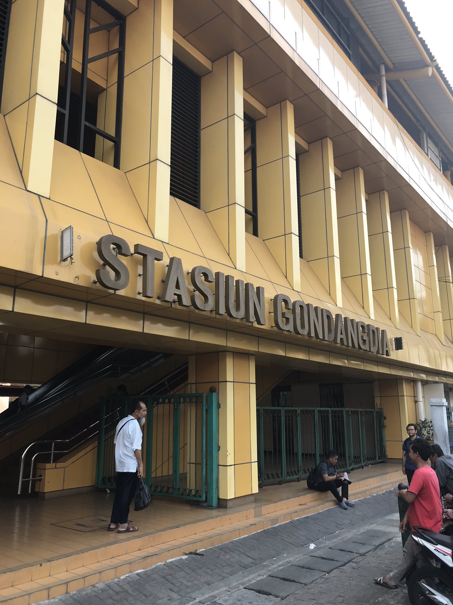 dari halte ke halte on Twitter: "Lagi di Stasiun Gondangdia tapi