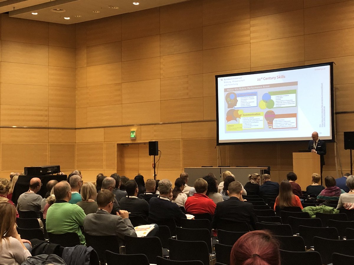 Der Saal füllt sich zu Martin Bauers Worten zu den 21st Century Skills. #eeducation #fachtagung2019 #applaus