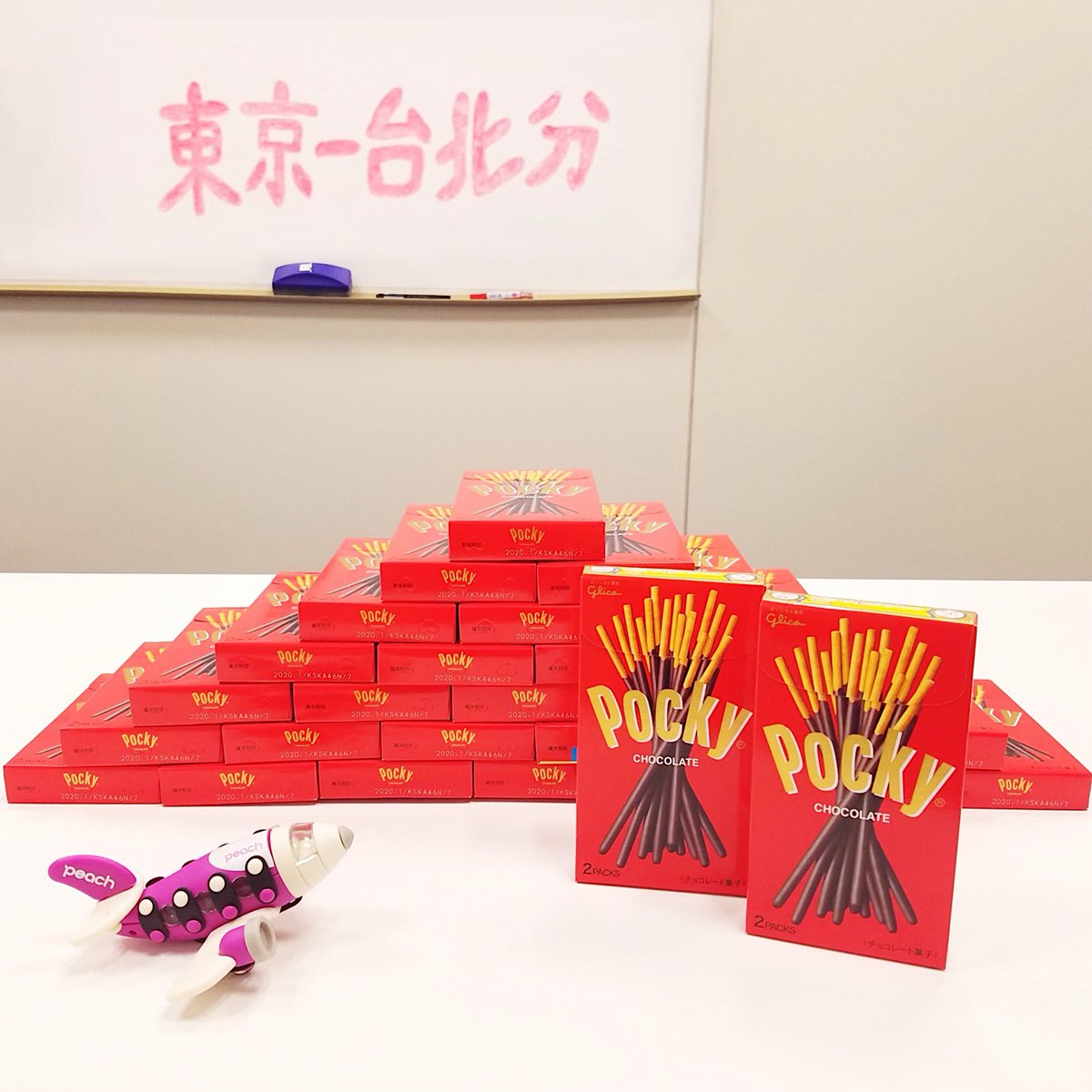 公式 Peach 今日は ポッキーの日 ポッキーを1本食べるスピードを15秒だとすると 大阪 札幌 2時間 480本 15箱 写真ひだり 東京 台北 4時間 960本 30箱 写真みぎ 日本もアジアも ポッキー1 000本分以下の距離 ㅂ و ｸﾞｯ ポッキー