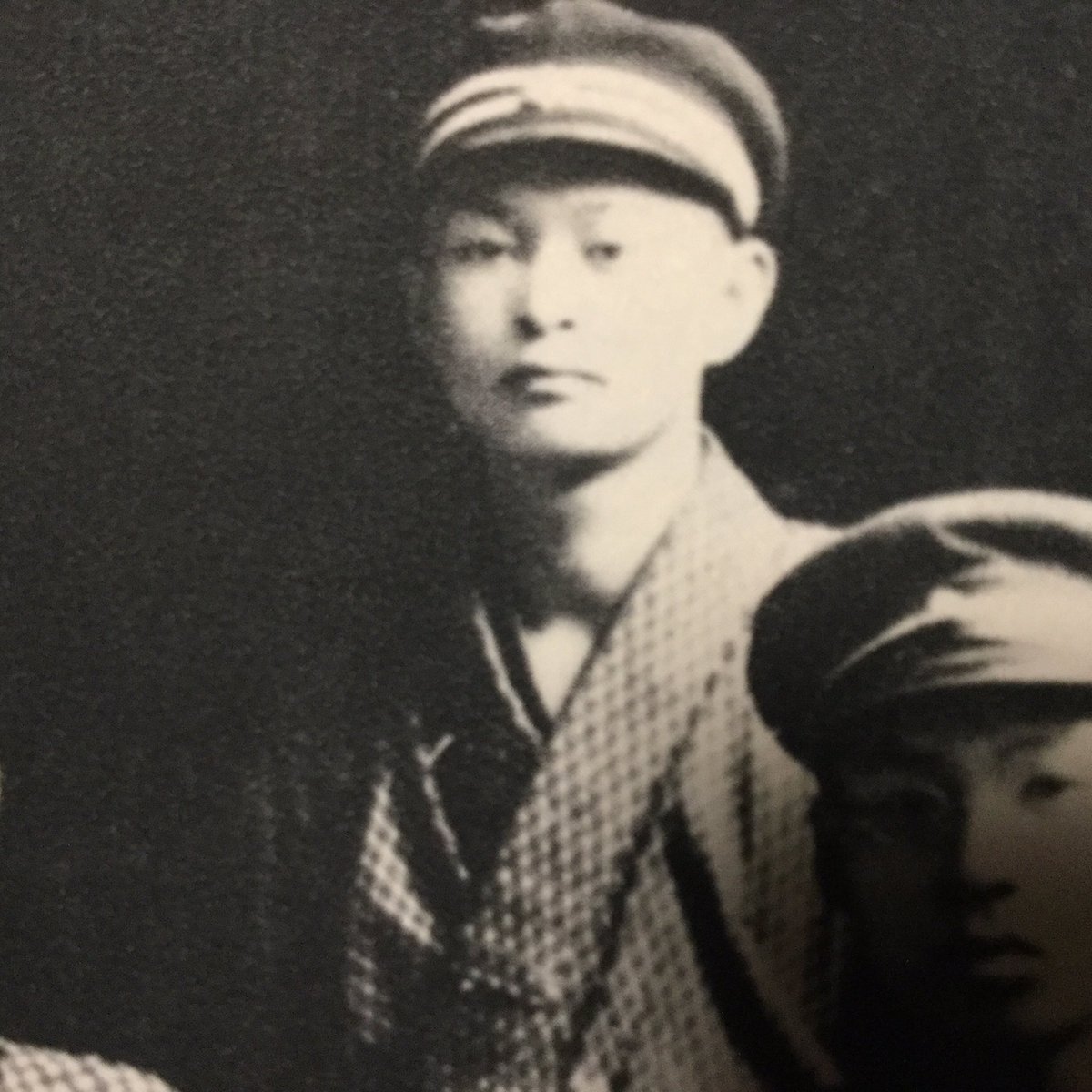 近くで見るとちゃんと崖の遠近で色変えてたんだーとかわかる あと茂みの描き方とか 幹本ヤエ 川越の書生さん 2 12発売 十十虫完結の漫画 近くで見るとちゃんと崖の遠近で色変えてたんだーとかわかる あと茂みの描き方とか 幹本ヤエ 川越の書生さん 2 12発売 十十虫完結の漫画