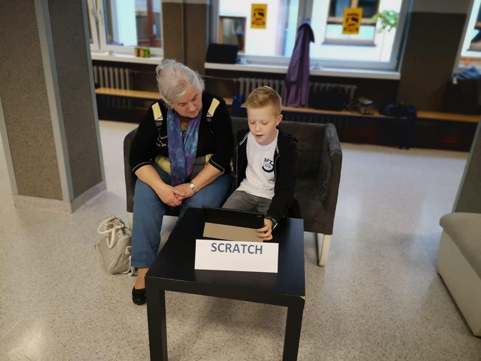 EwaKrupa_1's tweet image. Kolejne wspomnienie z #CodeWeek. #SuperKoderzy z Sycowa połączyli pokolenia przy wspólnej nauce kodowania! #Edukacja #Kodowanie