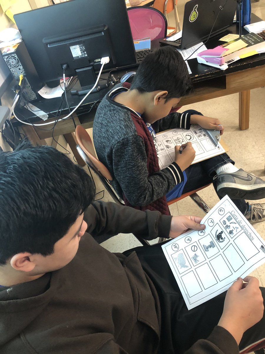 Prediciendo las enmiendas de la carta de derechos basados en las fotos.  ¡Hay muchas buenas conversaciones pasando! <a href="/D45Schools/">School District 45</a>