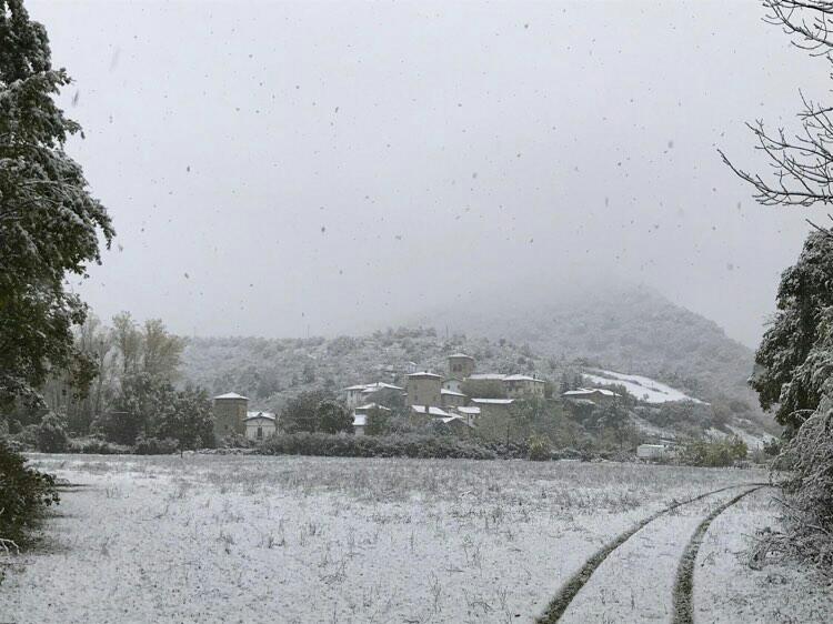 Lagranrespuesta's tweet photo. La #nieve hacía acto de presencia esta mañana en la localidad de #Uriz perteneciente al #ValleDeArce a 650m aprox https://t.co/FU4vNaQhNS