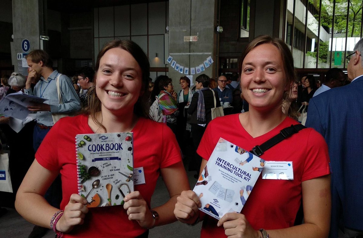 SIETAREUROPA's tweet photo. Do you know the SIETAR Europa Intercultural Book Series? 📚
Check them out on our web page or on the facebook fan pages!
💡Tool Kid: https://t.co/SWQrloPfZf
🍽️Cookbook: https://t.co/LCKGDRl4XI
📖Publ.: https://t.co/qPdtCT1J30
#read #fun #book #cook #intercultural #toolkid https://t.co/rz6kLCL6D2