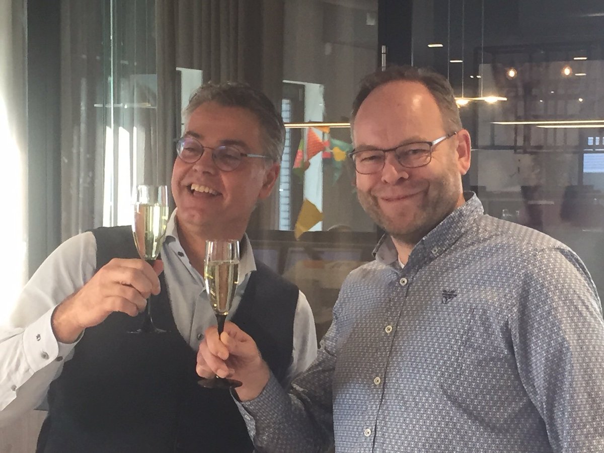BouwmijJanssen's tweet photo. Waar zakelijk en persoonlijk prima samen kunnen gaan: een gezamenlijke toost op elkaars verjaardagen! Proficiat Geert Martens en Johan Driessen! https://t.co/9Tj8LsJbPF