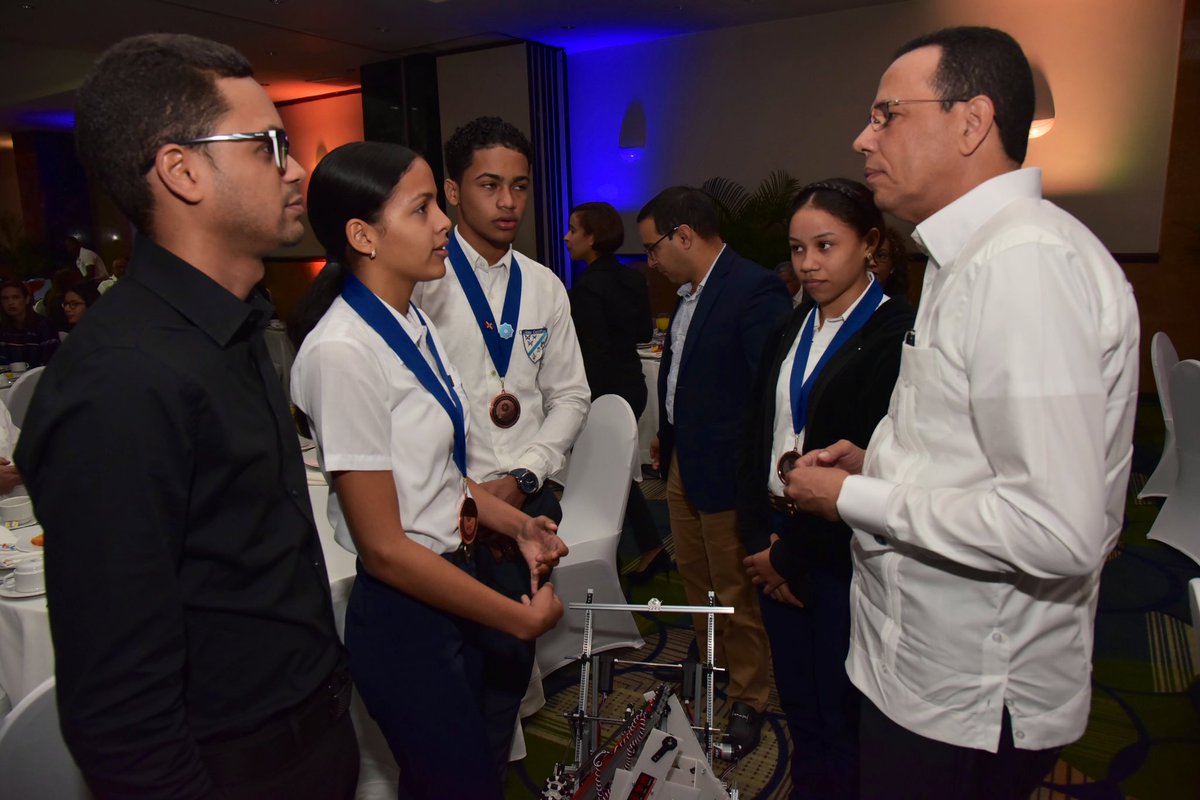EducacionRDo's tweet image. .@MirabalPm comparte con los estudiantes ganadores del 3er lugar en la recién edición Mundial de Robótica #FirstGlobalChallenge, realizada en Dubái, donde compitieron 189 países.

&quot;Ustedes representan un orgullo para el sistema educativo dominicano&quot;, citó.

#RevoluciónEducativaRD