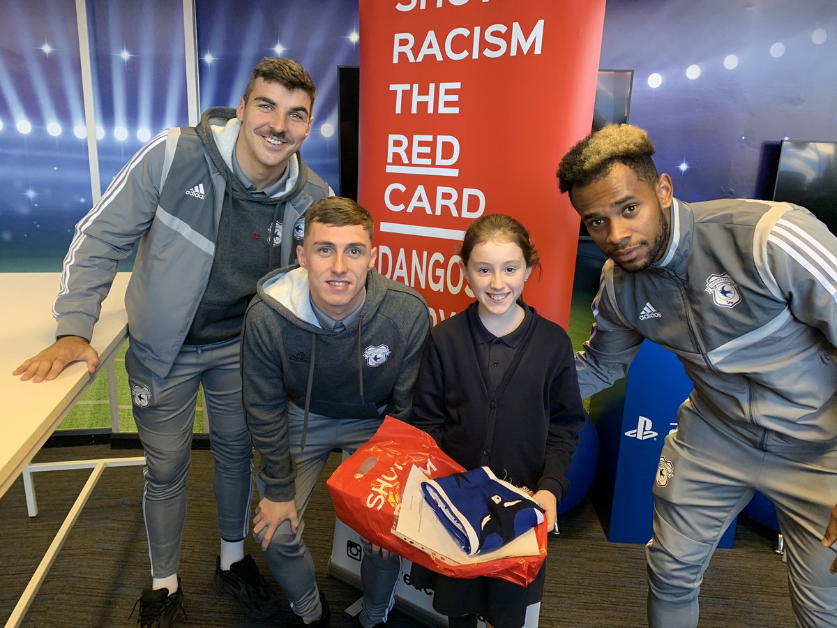 Well done to our pride winners Maddison & Sebastian from @DinasPowysPS who received some prizes from @Callump7 @gavinwhyte8 & Leonardo Bacuna @CardiffCityFC @VOGEquality