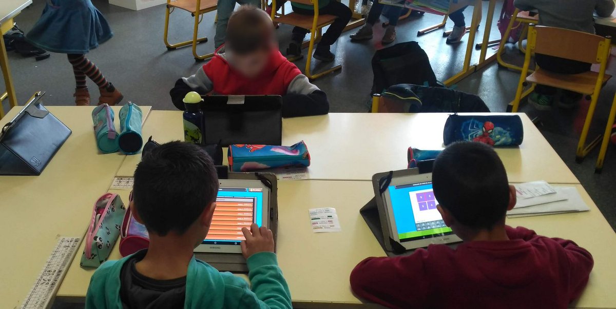 CPC_NUM_HG13's tweet photo. Ateliers mathématiques dans la classe de CP-CE1 de l'école de l'Isle en Dodon : entraînement au calcul mental sur tablettes avec @calcul_TICE, jeux mathématiques (par ex. dominos compléments à 10...), résolution de problèmes avec l'enseignante. #RéférentsMaths @CTorossian_Off https://t.co/LGGJaAb3Le