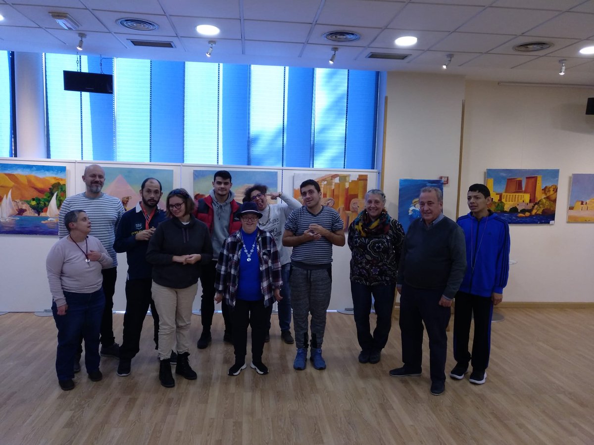 aspadir_'s tweet photo. Durante la mañana acudimos a la exposición "Lunes Fémina" en el centro social Armando Rodríguez donde su autora, Margarita Diges, nos explica una selección de su obra cuya temática gira en torno al cine. @cooperativacovibar https://t.co/WM8gpPpHro