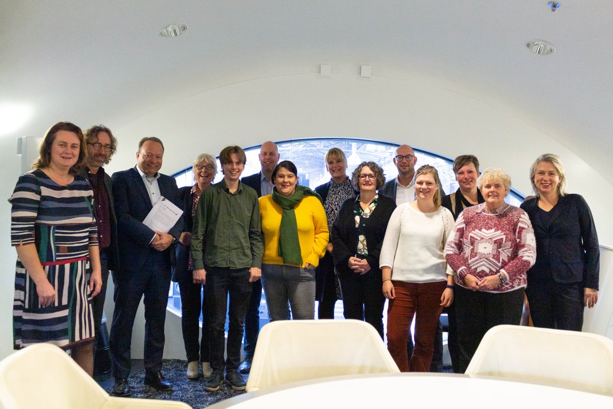 Estinea's tweet image. Vorige week waren Sjoerd en Rick samen in Hengelo voor een belangrijke handtekening. Een handtekening waarmee ervaringsdeskundigheid in Twente een structurele plek krijgt in het mbo en hbo-onderwijs! #STERKplaats #winwinwin. 
Meer weten? Ga naar: estinea.nl/nieuws/estinea…