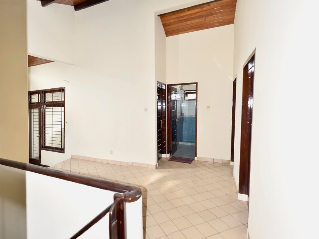 🏡 *DIJUAL RUMAH DI CILANDAK TENGAH 🏡

Rumah nyaman, aman, strategis dan bebas banjir yang dekat 🏢  tallavera tower dan 🏣 CILANDAK TOWN SQUARE.  Dekat dengan akses MRT Fatmawati (dlm tahap pembangunan). 
Sertifikat SHM dan IMB.  LT 306 m2 / LB 400 m2 dengan 6 KT, 3 KM.