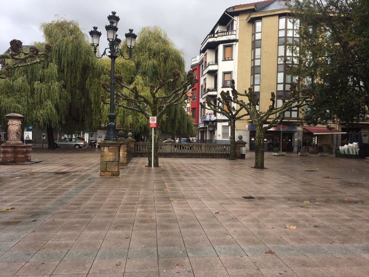 KevinHuber14's tweet photo. Badau Gerniken umerik parke honetan baloiegaz jolastu eztabenik ala?
Gero kejeuko gara umiek eztakizela jolasten eta beti dauzela pantalla baten aurrien.
En fin, pena bat da. https://t.co/ZYquv5eCcj