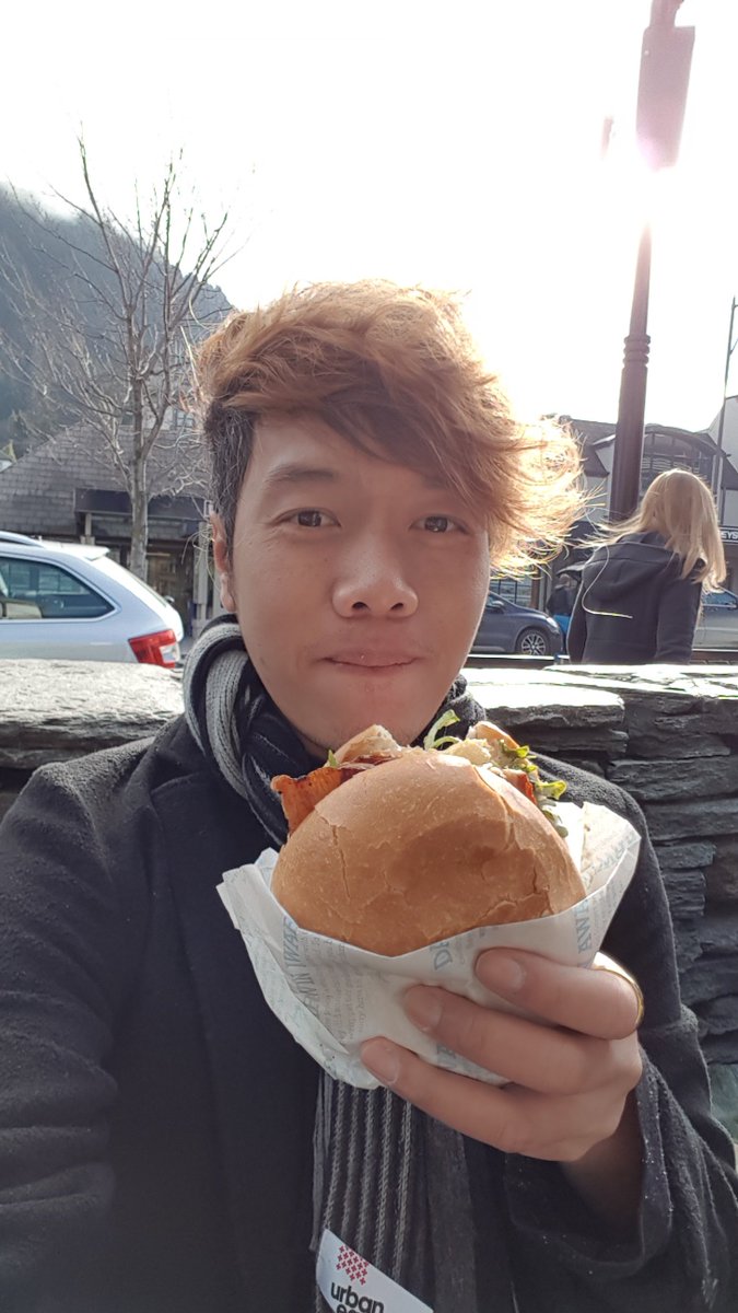 kintiew360's tweet photo. เบอร์เกอร์แท้ ๆ มันต้องแบบนี้ #Fergburger ร้านนี้ขึ้นชื่อมาก ต่อคิวยาวกันอย่างกับร้านยำ ราคาก็ สิบกว่าเหรียญก็ราว ๆ 300 บาท แต่ชิ้นใหญ่เต็มคำ หอม อร่อย ใครอยากไปกินบินไป #Queentown #NewZealand 
@aroii
@Herepaolicious
@kinjubkinjib 
@icedessertdiary https://t.co/JKbCSRpiaa