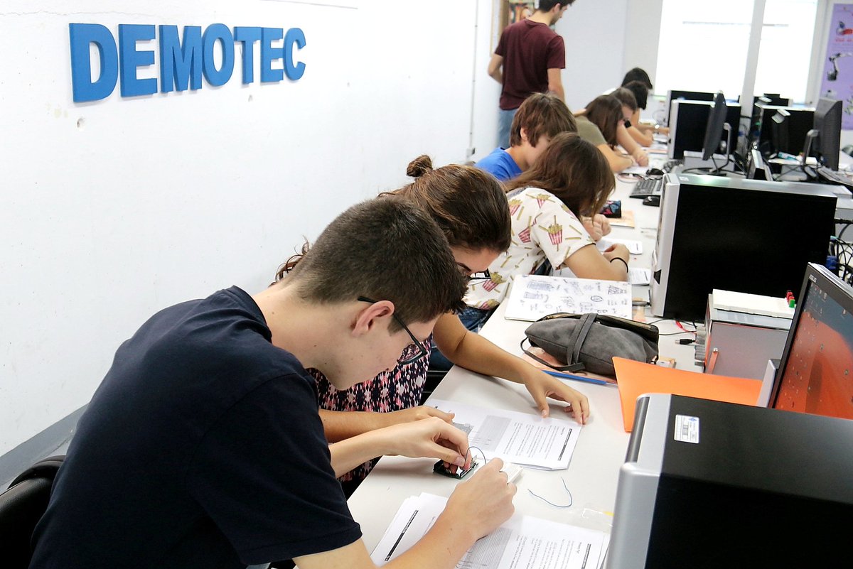 PortUIB's tweet photo. I cada dia ens venen a veure!!!
Alumnat de secundària visiten la @UIBuniversitat i s'endinsen en el món de la ciència i la tecnologia amb el #Demolab i #Demotec
#SeràsUIB #laUIBapropdetu
https://t.co/XbnLXP50fL https://t.co/Y5EhOrddhD
