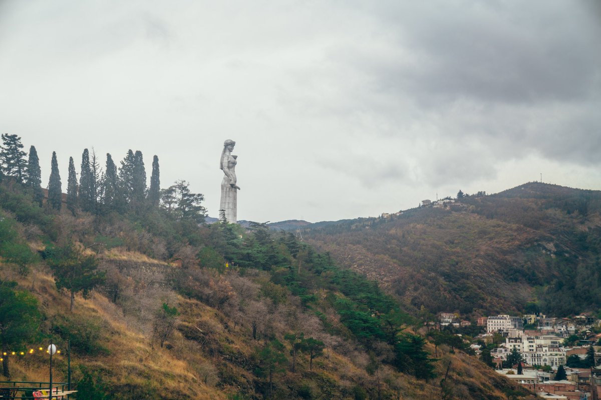 mrmbymarkotadic's tweet photo. Stigao sam i da obiđem Tbilisi, srce zemlje po imenu Gruzija koja se nalazi negde na raskrsnici između Istoka i Zapada. Ne pripada ni Evropi ni Aziji ona je jedinstvena i tako svoja! Susret sa “Majkom Gruzijom” ću pamtiti dugo. Zanimljiv grad koji treba posetiti! #MrMbyMarkoTadic https://t.co/Cwb7jfJ2r8