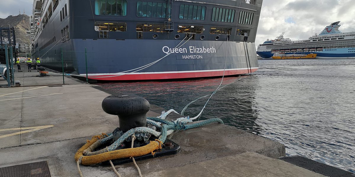 PortsSCTenerife's tweet photo. #Crucero 🛳️ ¡Buenos días! Así fue la llegada del #MSQueenElizabeth, de Cunard, al Muelle Ribera esta mañana. Se trata de una nave impresionante que tiene 294 metros de eslora y 32,3 metros de manga (1/2)
#PuertosDeTenerife #TenerifePorts #SantaCruzDeTenerife #CunardLines https://t.co/agsEowYz24
