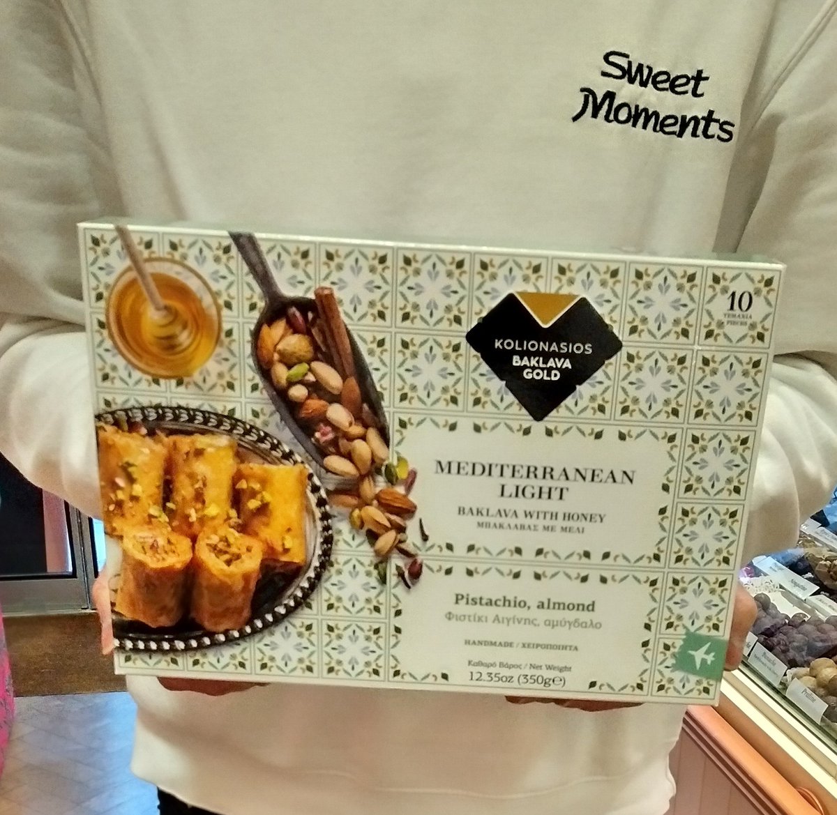 SweetMomentsUK's tweet photo. Baklava anyone? A delicious combination of honey, pistachios, almonds, cinnamon and cloves from @BaklavaGold 😍 #baklava #honey #pistachios #almonds #cinnamon #cloves #greek #Greece #sweetmoments #sweet #moments #seaford #delicious #ioannina #kolionasios https://t.co/qhzOs0hqxJ