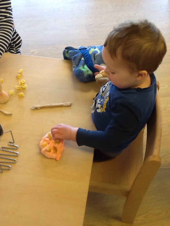 Ashbridge2to3's tweet image. Mash, roll, cut, chop, push, press, squish and roll it some more! #finemotorskills #grossmotorskills #textureplay @NDNAtalk @alicesharp66