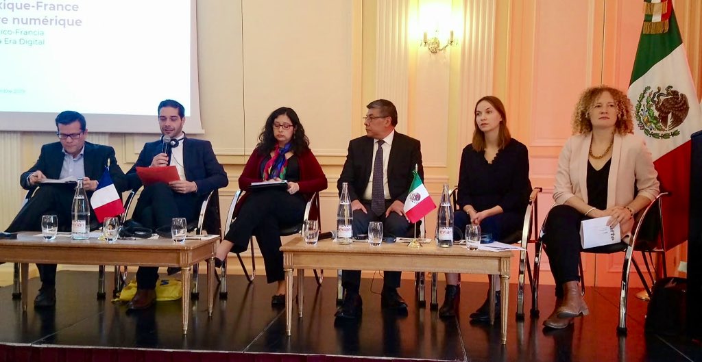 Début du Panel 1 « La promotion et la diffusion culturelles à l’ère numérique » avec des représentants de startups, de gouvernements, d’universités et de médias <a href="/n_orsini/">Nicolas ORSINI</a> <a href="/MinistereCC/">Ministère de la Culture 🇫🇷</a> <a href="/carobaldeyrou/">Caroline Baldeyrou</a> <a href="/ARTEfr/">ARTE</a> <a href="/Ma_rionC/">Marion Carré</a> <a href="/AskMonaParis/">Ask Mona</a> <a href="/valeria_rg/">Valeria Ramírez, PhD</a> #RencontreMexiqueFrance