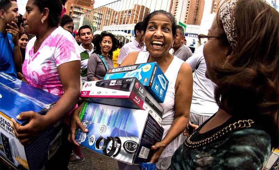 SoyArepita's tweet photo. #8Nov Hace justo 6 años (2013) fue el #Dakazo, que popularizó la foto de esta señora (Clotilde Palomino)
👇🏽👇🏽👇🏽  

¿2019 es el año del #Petrazo? En la #Arepita de hoy buscamos la opinión de expertos en #criptomonedas

#Hilo https://t.co/NVv0toe5v2