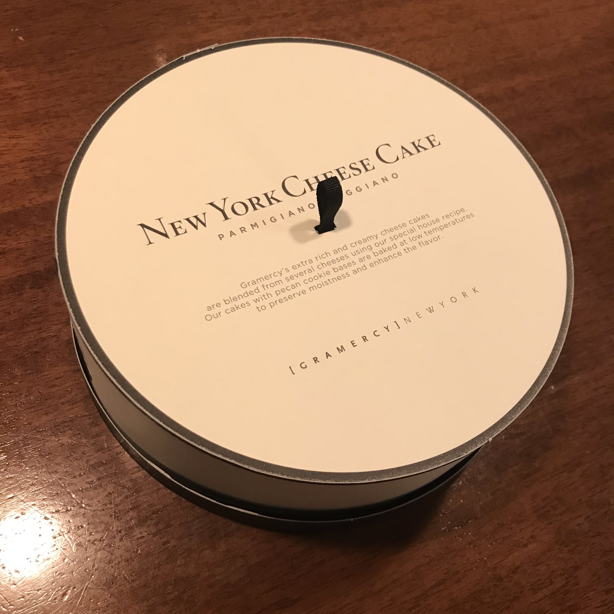 Uzivatel ナナイロペリカン Na Twitteru グラマシーニューヨークのチーズケーキが大好きなので何度かリピしてるんだけど とうとう ホールで買ってしまった 夢の無限チーズケーキ カロリーで爆死 T Co 0qz8kgdvk9 Twitter
