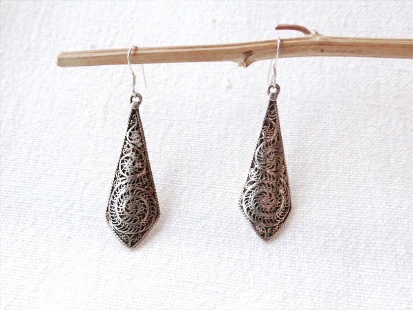 jbatesjewellery's tweet photo. ::: ESME :::
silver drop earrings decorated with very fine wire work
#JanieBatesJewellery
#silverearrings #earrings #Oman #Omanisilver
#handmade #silver #jewellery #ethnicstyle #ethnicsilverjewellery #adornment #statementpiece #vintagestyle #antiquestyle #giftideas https://t.co/F9If1BIG6z