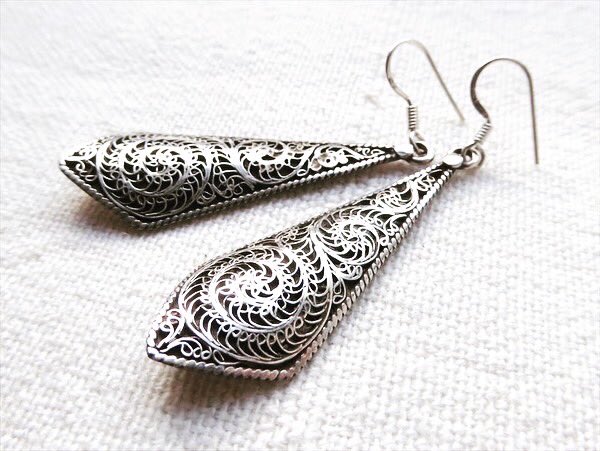 jbatesjewellery's tweet photo. ::: ESME :::
silver drop earrings decorated with very fine wire work
#JanieBatesJewellery
#silverearrings #earrings #Oman #Omanisilver
#handmade #silver #jewellery #ethnicstyle #ethnicsilverjewellery #adornment #statementpiece #vintagestyle #antiquestyle #giftideas https://t.co/F9If1BIG6z