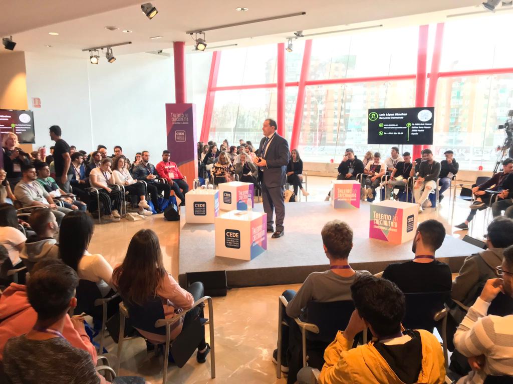 Deloitte_ES's tweet photo. @Fycma acogió el #CongresoCEDE, una cita en la que destacados directivos compartieron la actual situación económica y social.
También se celebró el Encuentro #TalentoEnCrecimiento, dirigido a jóvenes que inician sus carreras 👉 https://t.co/sEHSI5TEzN
#DeloitteEspaña #BeDeloitte https://t.co/rIkd5Fhl4I