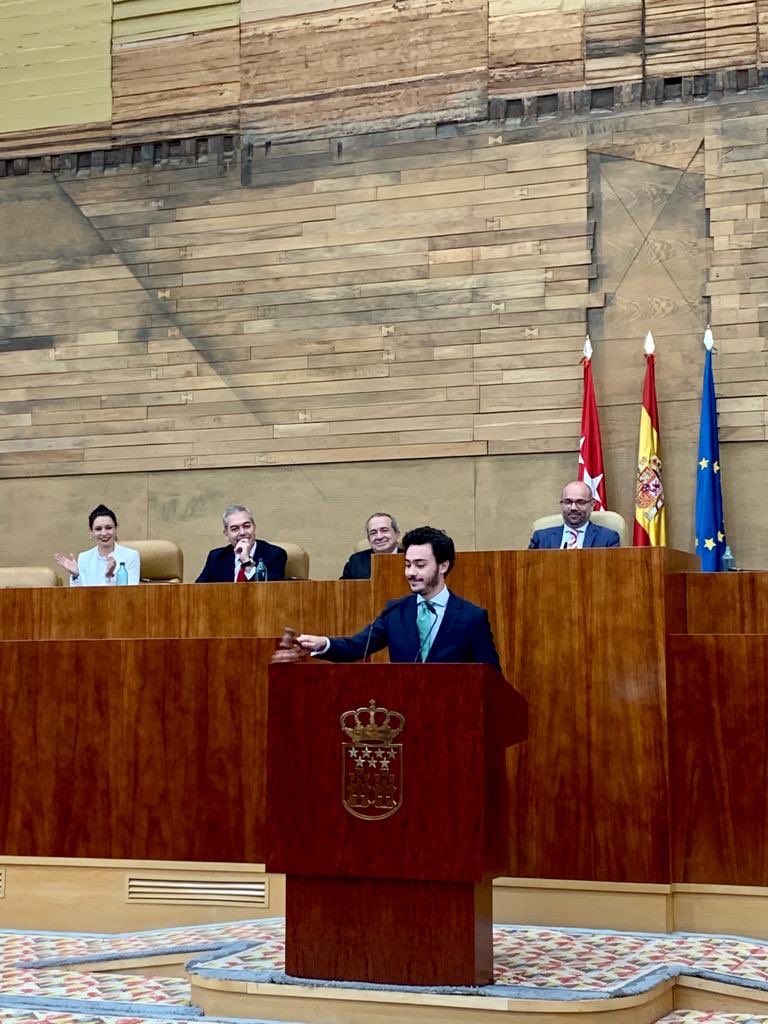 El secretario general de #MiMUNUCJC2019 clausura el Modelo ONU en la <a href="/asambleamadrid/">Asamblea de Madrid</a>. “Las personas son las que realmente importan. Creamos lo que creamos, sintamos lo que sitamos, somos lo mismo” ha dicho Alejandro Cifuentes <a href="/MiMUN_UCJC/">MiMUN-UCJC</a> @SantanderUni