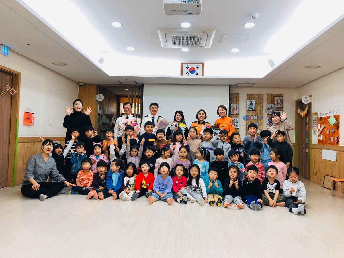 sunaedong14's tweet photo. [제 57주년 119 소방의 날] 119소년단,소방동요대회,5.1.5 길터주기 캠페인 등 유아와 부모들에게 소방안전의식을 전달하고 남다른 봉사정신으로 화재예방 및 재난현장활동에 헌신 노력하여 그 공을 기려 소방의 날을 맞이하며 수내동어린이집 이계화 원장님이 수상하셨습니다.축하합니다. https://t.co/eu8w6SdezX