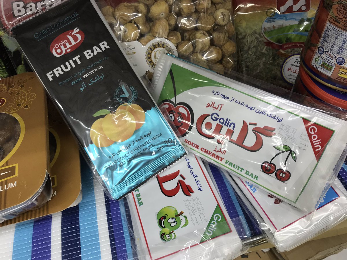 Fuzuki Kitazumi イランのお菓子 その2 左は のし梅の他の果物版 甘酸っぱい の 右は中に綿飴が入っているチョコでイランの定番お菓子 ジャヴァン イラン料理