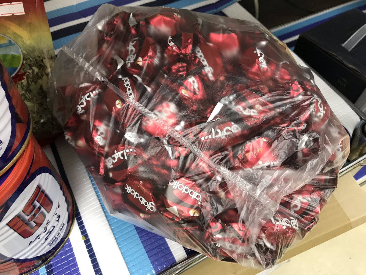 Fuzuki Kitazumi イランのお菓子 その2 左は のし梅の他の果物版 甘酸っぱい の 右は中に綿飴が入っているチョコでイランの定番お菓子 ジャヴァン イラン料理
