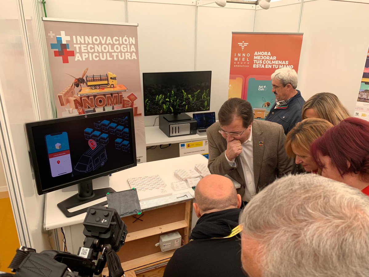 innomiel's tweet photo. Hemos recibido la visita del presidente @GFVara en nuestro stand dónde ha podido descubrir nuestras colmenas inteligentes. ¡Bienvenido a la  #apicultura de precisión! https://t.co/jkeIsBBa5t