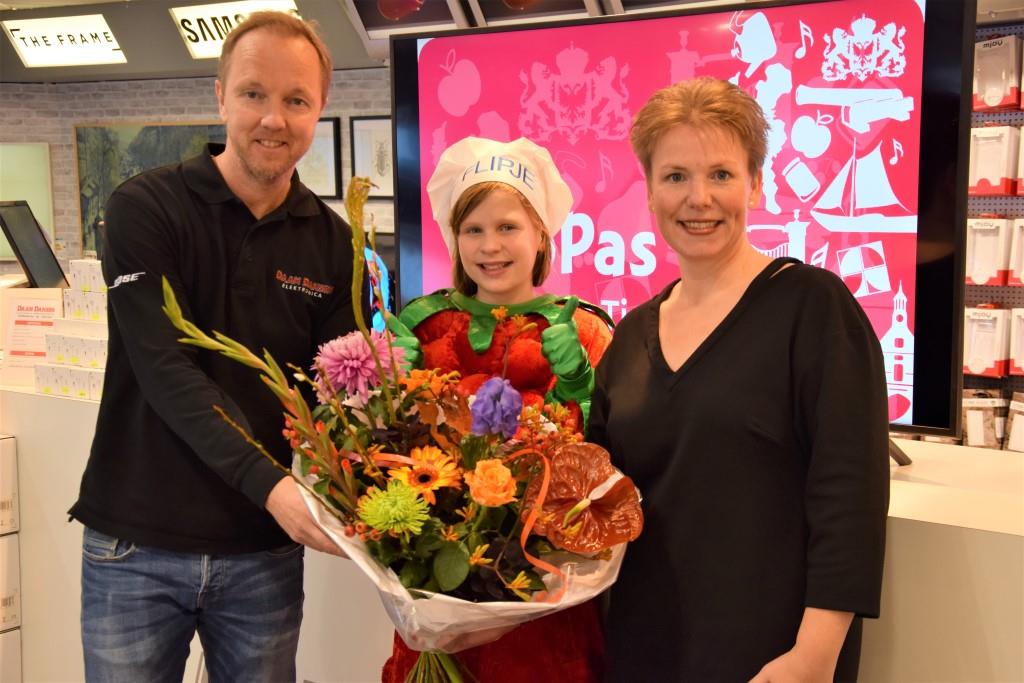 FlipPasmaandprijs uitgereikt. Ria Dekkers won een supergave Samsung Full HD 55 inch tv van Daan Dansen in Tiel. Heb jij al een FlipPas? Dan gebruik hem maar flink! Iedere maand is er weer een andere geweldige prijs te winnen. En die win je eerder dan de staatsloterij! #tiel