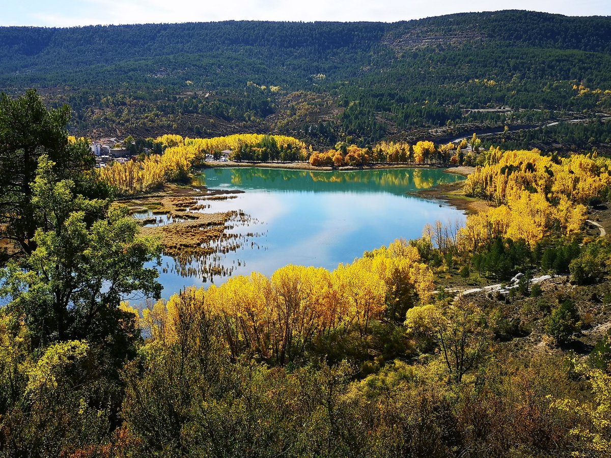jfelixmateo's tweet photo. Así se ve la laguna de Uña desde una de las rutas más bonitas de la Serranía de Cuenca. https://t.co/0l3CbwaDPT