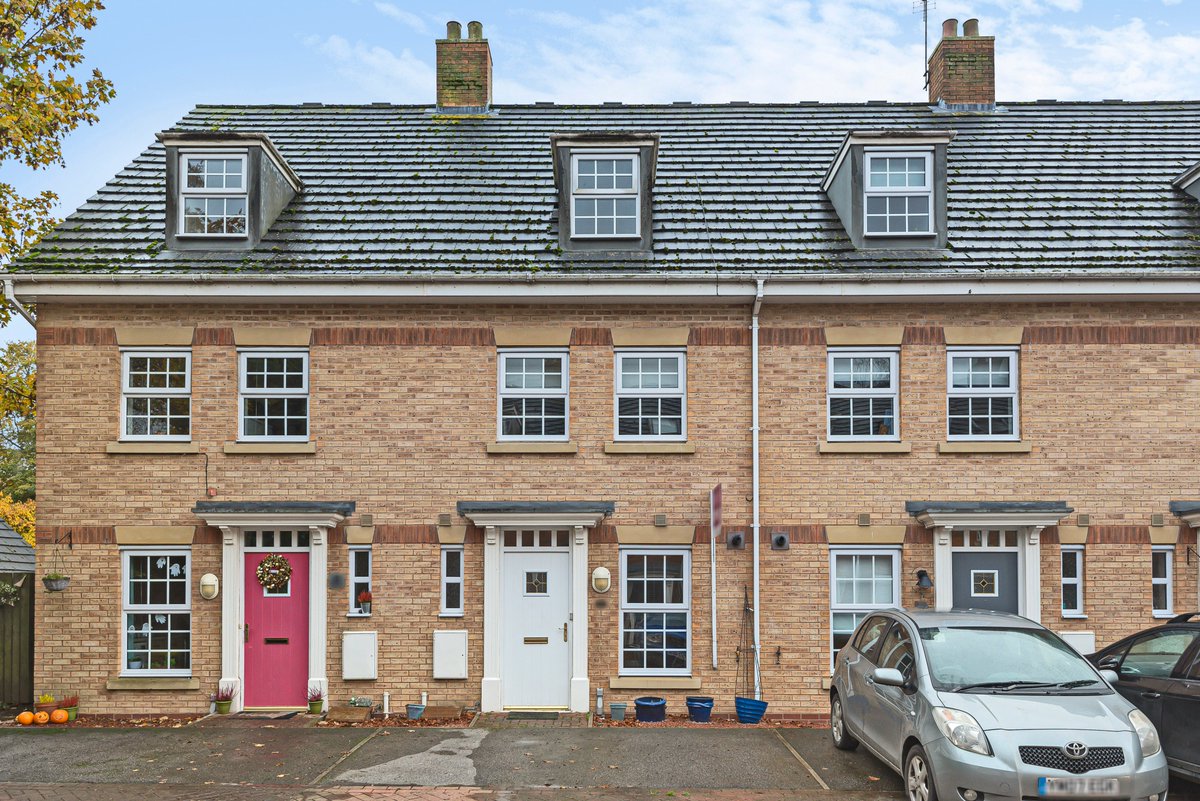 HuntersPock's tweet image. 🏡New Listing🏡 
This three bedroom terraced town house would make an ideal first time of investment purchase and is situated close to the popular town centre of Pocklington. Call us today to arrange your viewing! #hunters #home #local #national #property
hunters.com/property-searc…