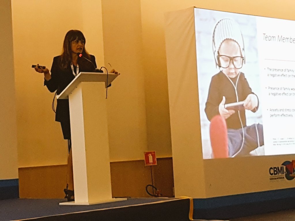 FHSanidad's tweet photo. @MCMartinDelgado hablando de la presencia y participación de la familia en los cuidados. LET THEM IN! #Benditalocura 🙌🏼🙌🏼🙌🏼 en #CBMI2019 @AMIB_oficial @semicyuc @Fepimcti https://t.co/JZZQn5La4Q