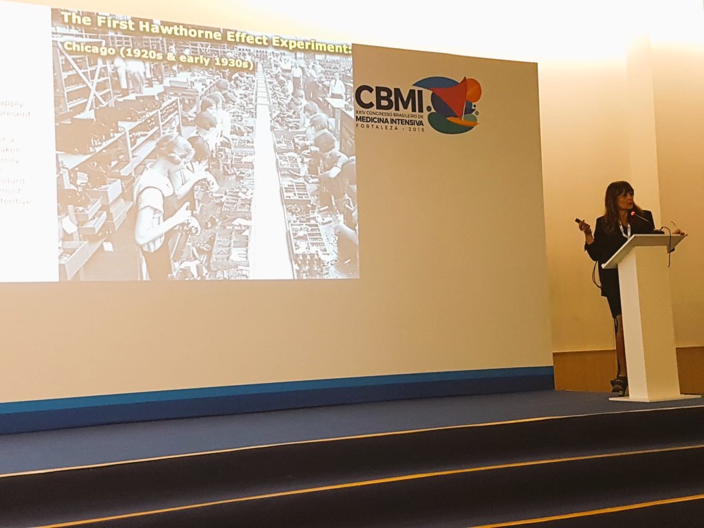 FHSanidad's tweet photo. @MCMartinDelgado hablando de la presencia y participación de la familia en los cuidados. LET THEM IN! #Benditalocura 🙌🏼🙌🏼🙌🏼 en #CBMI2019 @AMIB_oficial @semicyuc @Fepimcti https://t.co/JZZQn5La4Q