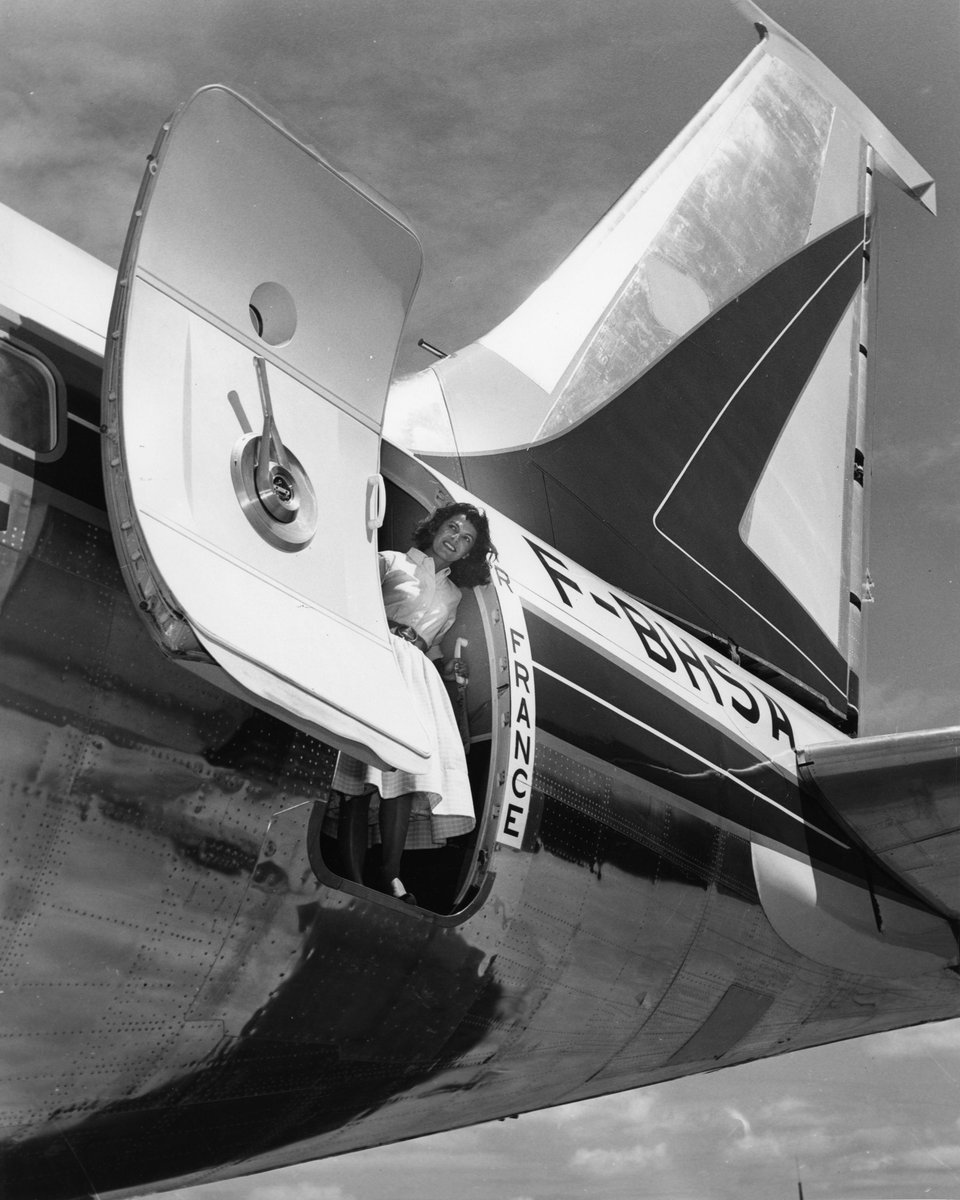 60 ans depuis la livraison du tout 1er avion Boeing à #AirFrance en novembre 1959 -- Ici Marguerite Ramey, alors secrétaire du représentant d'Air France à notre usine de Renton, dans le 707.