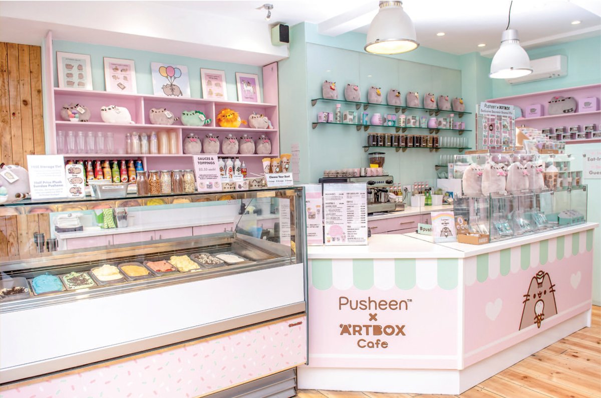 NEO_Magazine's tweet image. If you're a fan of Pusheen the cat there's only one place you're going to want to be this autumn... @artbox_cafe the sparkly new pop up character cafe in the seaside cafe of Brighton. 
#artboxcafe#pusheenartboxuk
Feat. in issue 193, shop digital now 👉 bit.ly/NEOdigi