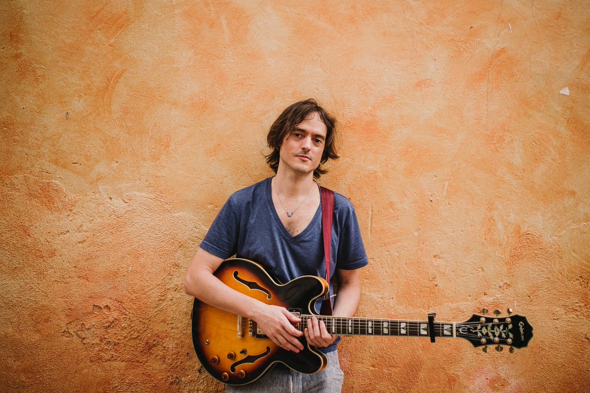 Fuig del fred d'aquest divendres de tardor i vine a trobar el caliu a Músiques, nit de concert amb Daniel Lumbreras. Intimista, diferent, màgic, inesperat .. Ens trobem a <a href="/AteneuIgualadi/">Ateneu Igualadí</a> 👉23 h Amb l'entrada regalem #gintònic  
#concertIgualada #divendres