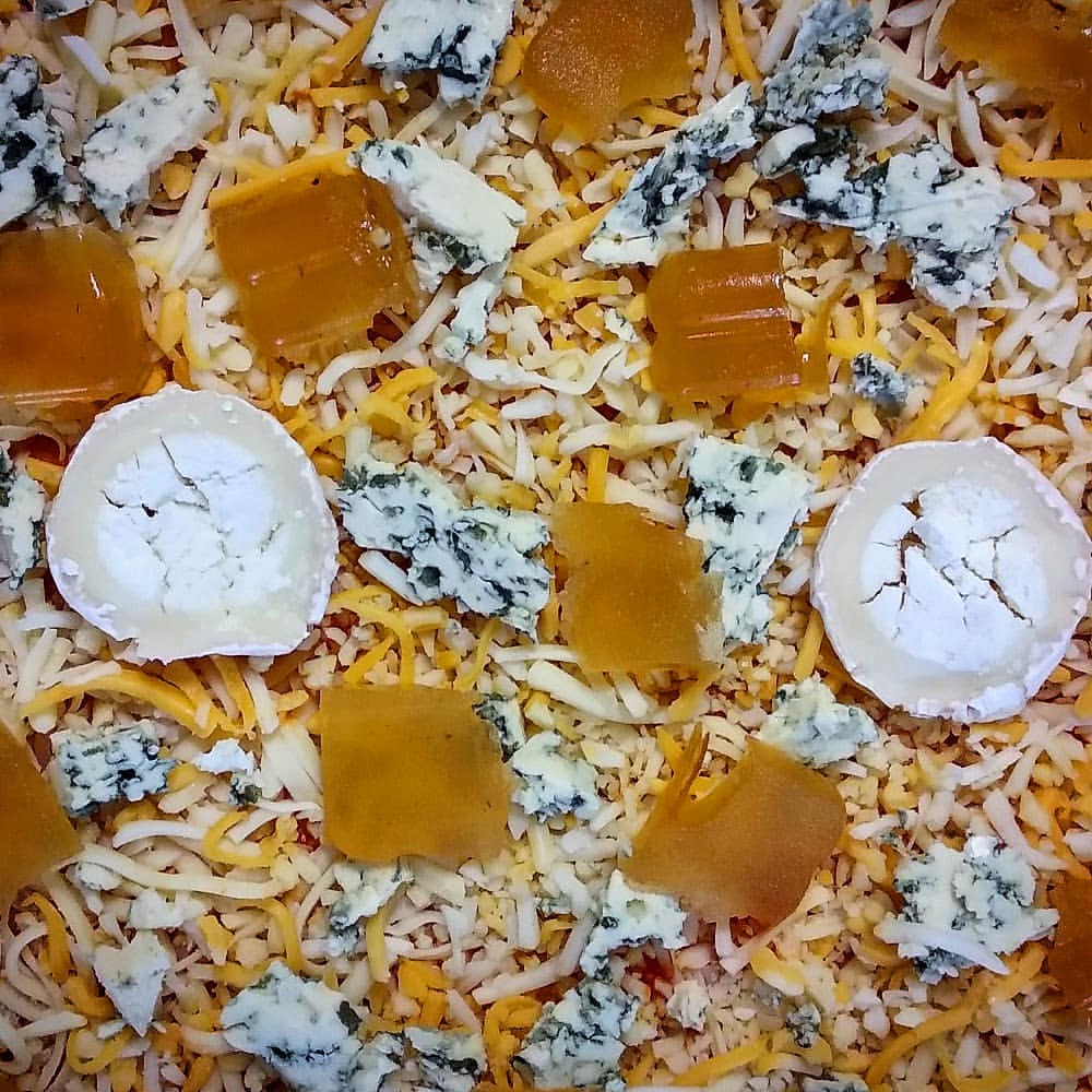 ¿Has visto qué pinta tiene esta pizza de <a href="/j/">j</a>.salitre ? 😌 Varios tipos de quesos y nuestro dulce de manzana #ElGaitero 🍏

Combinación perfecta para darle un capricho a tu paladar😋