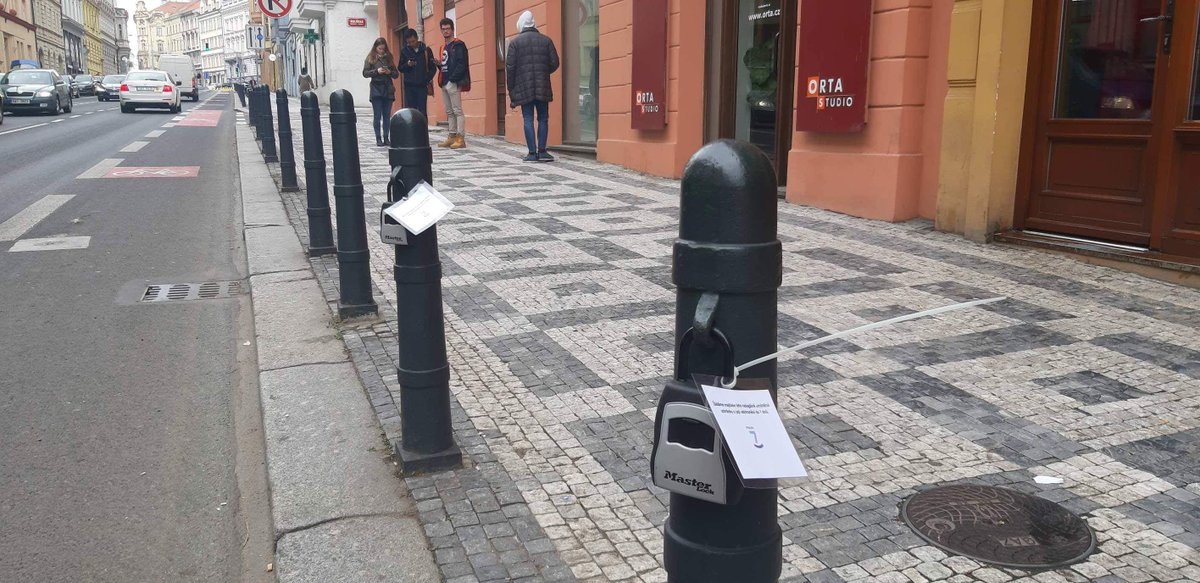 jancizinsky's tweet photo. Praha 7 versus Airbnb: Žádáme majitele této nelegálně umístěné schránky o její odstranění do 7 dnů. https://t.co/91HS5rKHgy