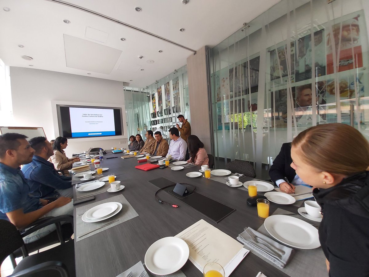 ▶️ #AEstaHora desde <a href="/Centro_Andino/">Centro Comercial Andino</a> realizamos taller de sensibilización para capacitar al personal administrativo en temas de normatividad  a razón de la discriminación e identidad de género. 👏🏽  <a href="/JackPriga/">Juan Carlos Prieto García 🫀🧠</a> <a href="/planeacionbog/">Planeación Bogotá</a> <a href="/BogotaParticipa/">Participación Bogotá</a> <a href="/SubLGBTI/">𝗖𝗼𝗺𝗽𝗿𝗼𝗺𝗶𝘀𝗼 𝗗𝗶𝘃𝗲𝗿𝘀𝗼</a> <a href="/OrgulloLGBT/">OrgulloLGBT® 🏳️‍🌈🏳️‍⚧️</a> @MesaLGBT