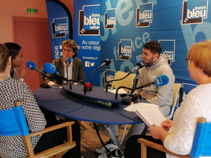 #AvecPoleEmploi faire découvrir l'#e2c sur un plateau 📻radio
➡️École pour les 18-25 ans qui vous 🏃 vers l'emploi 🔑
💡Intéressé? Rdv avec votre conseiller sur pôle-emploi.fr
@poleemploi_RCVL▶️ <a href="/e2corleans/">E2c Orléans</a> <a href="/commealaradio45/">cestcommealaradio</a> ▶️@FBOrleans <a href="/ENGIEgroup/">ENGIE</a>