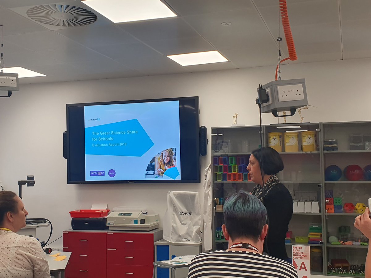 Glazgow's tweet photo. Brilliant @GreatSciShare meeting with Scottish educators and researchers at #EasterBush with @EBSOClab @SSERCprimary @UoMSEERIH #PrimarySTEMchat #primaryscience #primaryrocks #asechat https://t.co/nHxC0AdaGA