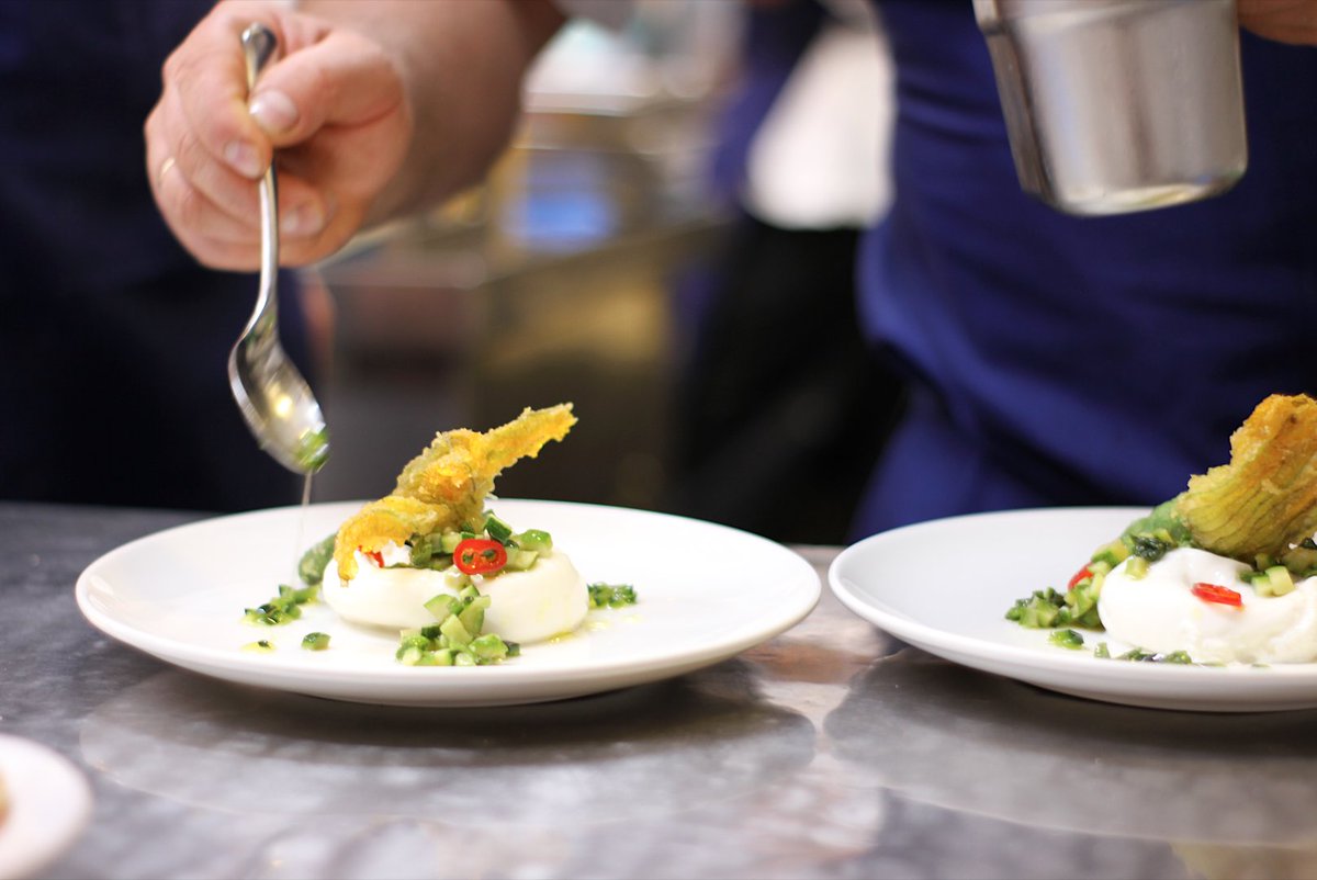 ManicomioSW3's tweet image. A little peak behind the scenes in Chelsea with chef plating this exquisite starter of Pugliese Burrata &amp;amp; Courgette Flower Fritti 💐🇮🇹
📍 85 Duke of York Square, SW3 4LY
🖥 manicomio.co.uk
☎️ 020 7730 3366