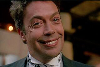 ドワッジ على تويتر 旧ｉｔのペニーワイズの中の人 ティム カリー って他に何してる人なのかなと思って調べてみたらホームアローン２ のチップ欲しがったらガム渡されたホテルマンも同じ人で 今はこんな感じのイケオジらしいとわかって ほへぇー と